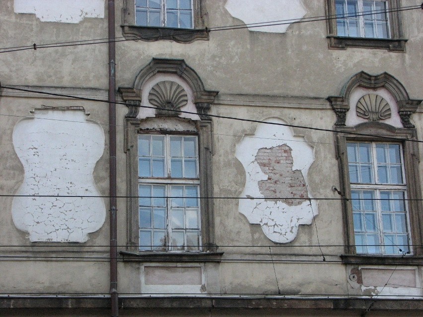 Wrocław: Biblioteka na Piasku się sypie. Na chodnik spadły kawałki elewacji (ZDJĘCIA)