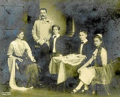 Arcyksiążę Franciszek Ferdynand z żoną i dziećmi - Ernestem, Maksymilianem oraz Zofią. FOT. ZBIORY AUTORA