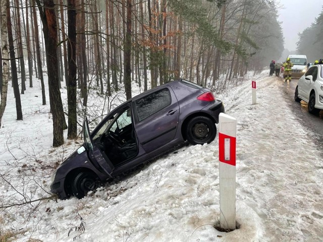 Wypadek czterech pojazdów koło Szamocina. Było bardzo ślisko