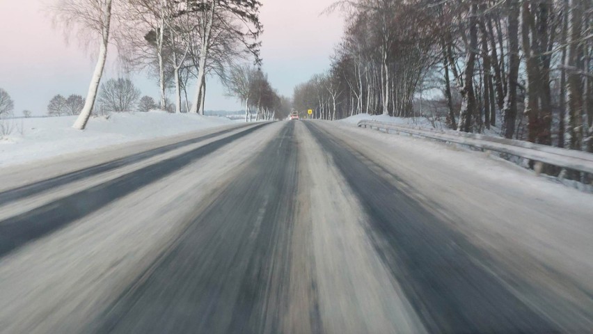 Przez dobre kilka kilometrów na drodze jest lód i grudy...