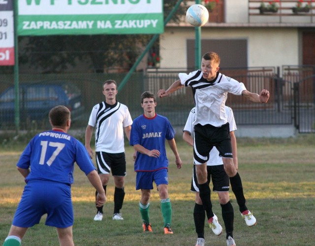 W Pysznicy piłkarze Olimpii (w białych koszulkach) pokonałi rywali z Podwoliny 3:0. 