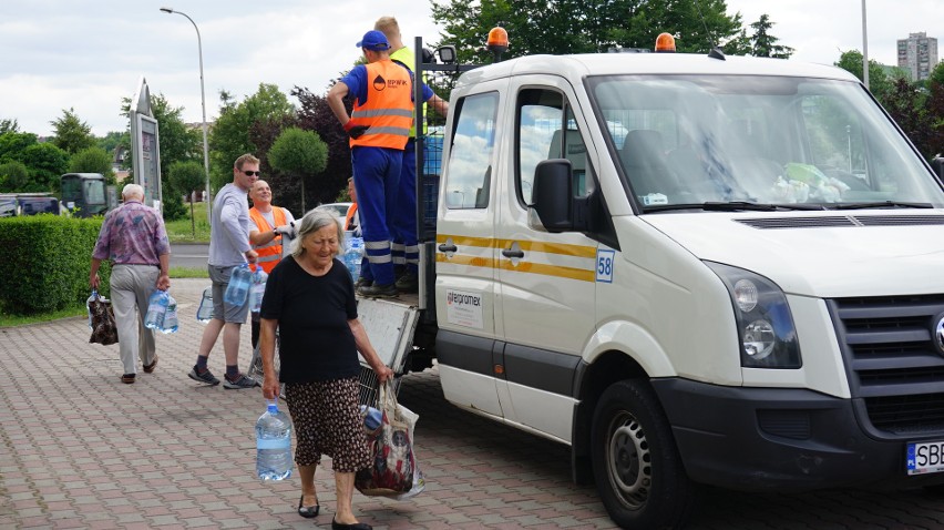 W mieście rotacyjnie jeżdżą beczkowozy, które dostarczają...