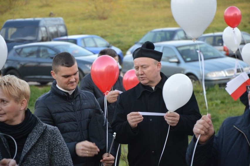 Później zebranym przekazano sto białych i czerwonych...