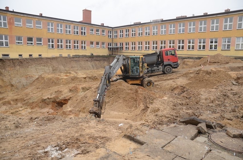 Budowa basenu już ruszyła. Prace przebiegają zgodnie z planem (zdjęcia)