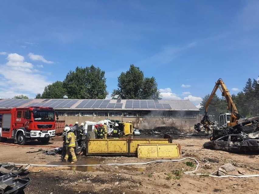 Pożar na złomowisku w Nowym Barkoczynie 8.06.2021 r. Płonęły wraki aut