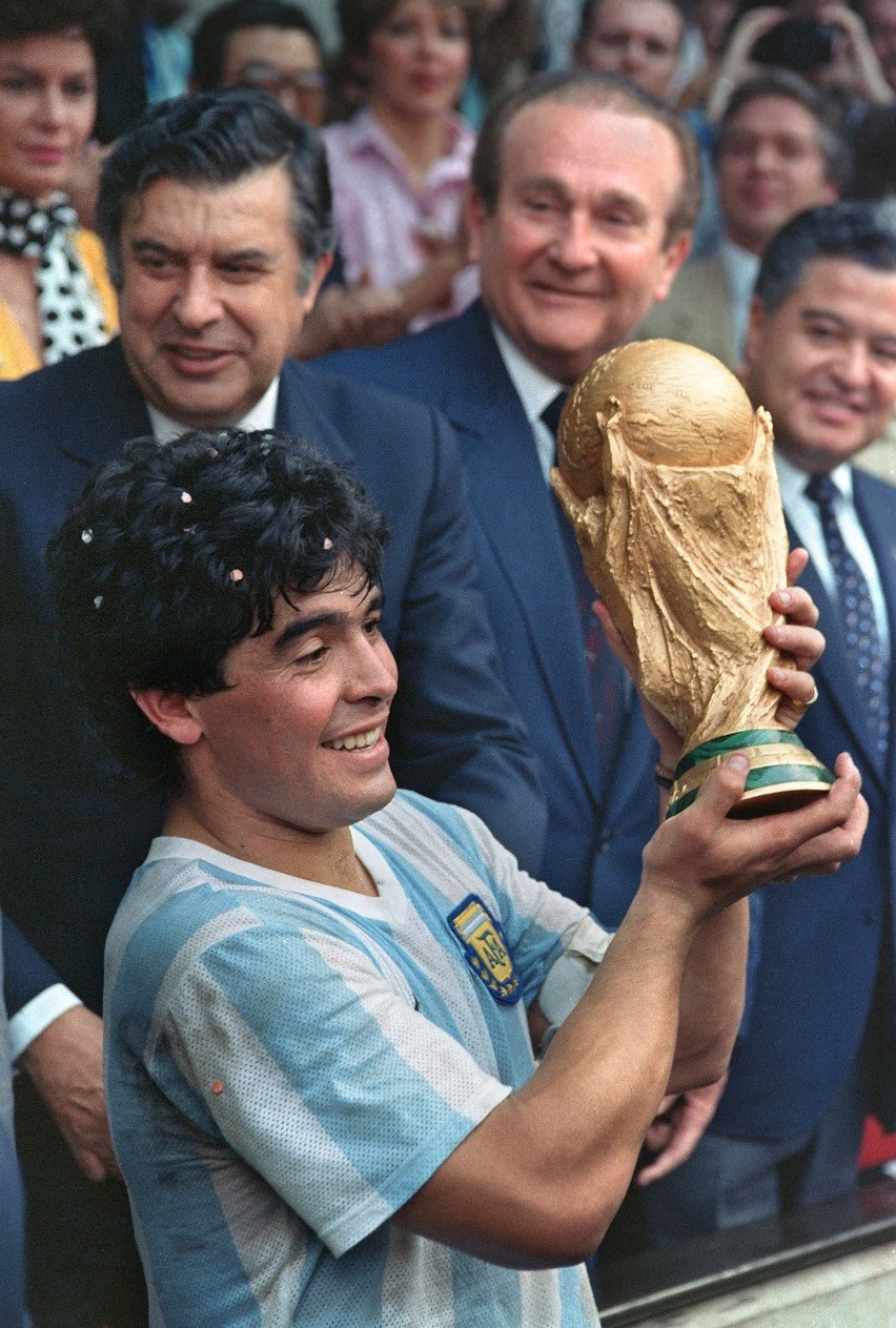 Diego Maradona nie żyje. Jaki był za życia... Zobacz obrazki z życia legendarnego piłkarza [ZDJĘCIA]