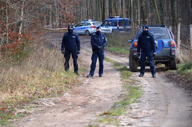 Spalony samochód, a w nim zwłoki. Tragedia w Mikorowie koło Czarnej Dąbrówki