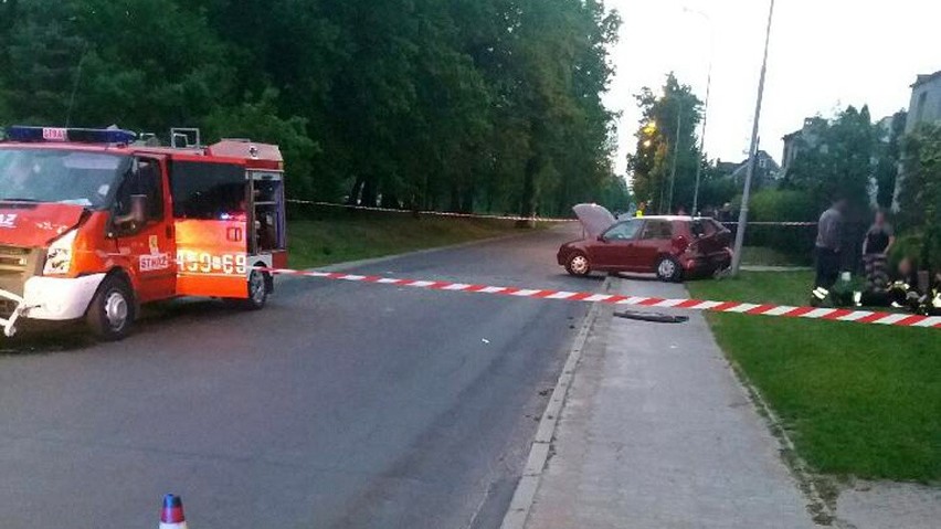 Wóz ochotniczej straży pożarnej uderzył w tył volkswagena...