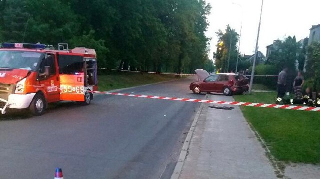 Wóz ochotniczej straży pożarnej uderzył w tył volkswagena golfa na ul. Tuplickiej w Trzebielu (pow. żarski). Jedna osoba została odwieziona do szpitala.