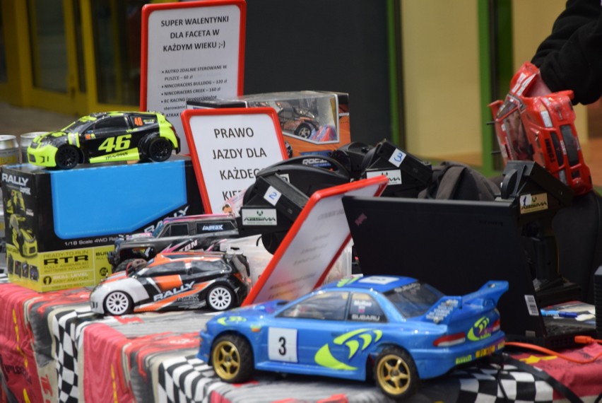 Pokaz zdalnych modeli samochodów i tłumy ludzi w galerii handlowej w Sieradzu - ZDJĘCIA
