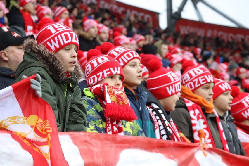 Trybunami stadionu Widzewa zawładnęły dzieci. Zobaczcie na ZDJĘCIACH