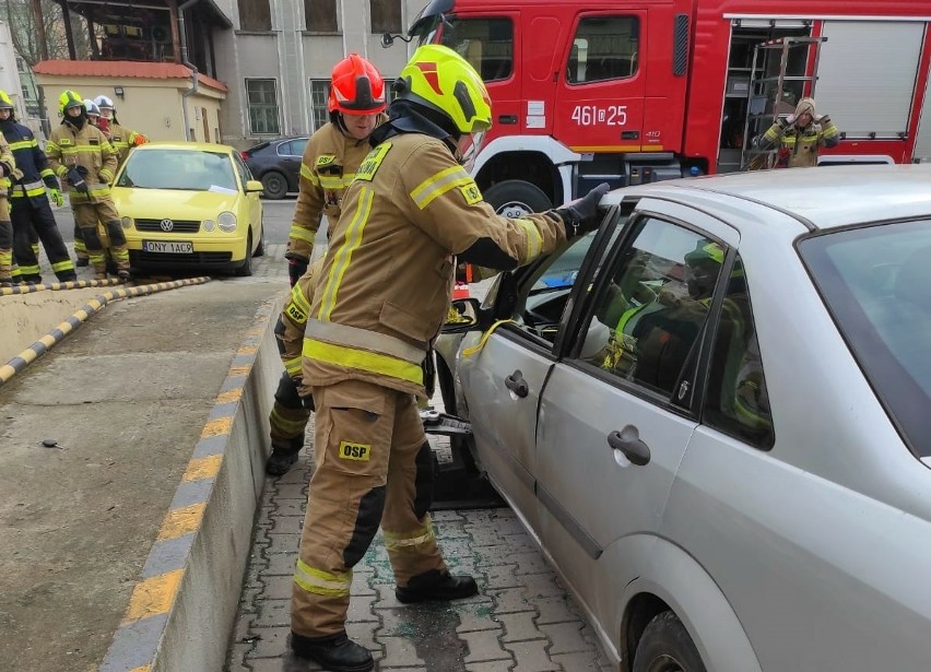 Strażacy ochotnicy z powiatu nyskiego szkolili się w ratownictwie drogowym. 27 z nich zdało egzamin. Zobacz, jak ćwiczyli