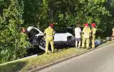 Wypadek dwóch aut na wrocławskich Maślicach. Samochód w rowie, jedna osoba ranna. Mamy ZDJĘCIA