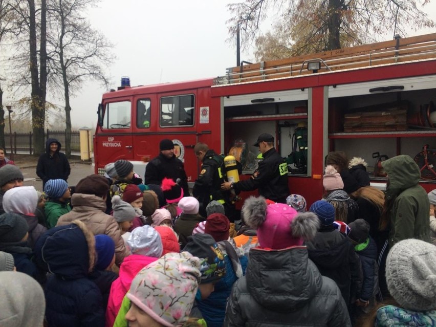 Nietypowa lekcja strażaków dla uczniow w szkole w Mariówce pod Przysuchą