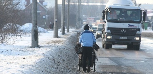 Zimowy obrazek z ulicy Witosa w Kielcach. Nawierzchnia czarna, ale ludzie muszą chodzić po ulicy.