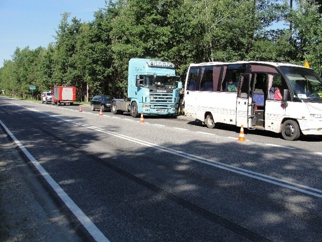 W stojącego w korku busa wypełnionego dziećmi uderzył ciągnik siodłowy ciężarowej scanii.