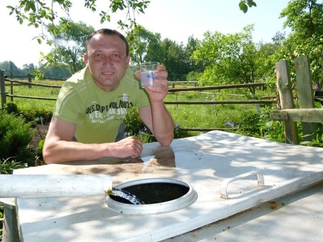 - Mamy smaczną, dobrej jakości i co najważniejsze darmową wodę- mówi Robert Teplaków, sołtys Łukaw. Na jego posesji jest kilka podziemnych ujść wody, z których korzysta pół wsi.