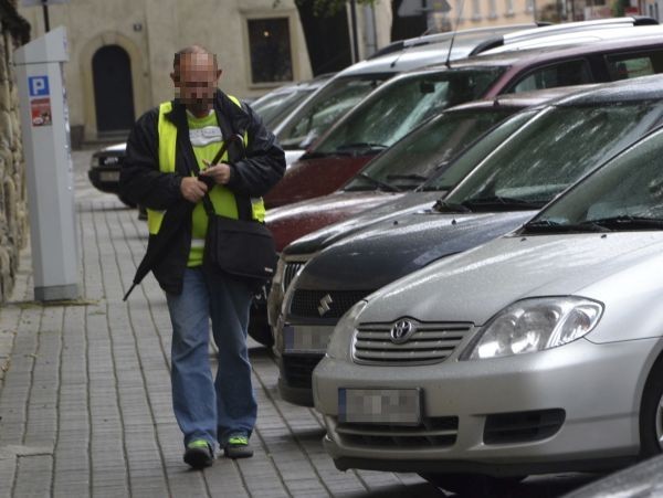 Parkingowi w Nowym Sączu omijają auta z kartami dla inwalidów, bo dla takich postój wszędzie jest darmowy. Jak się okazuje, nie każdy, kto wystawia za szybą kartę, może się nią posługiwać