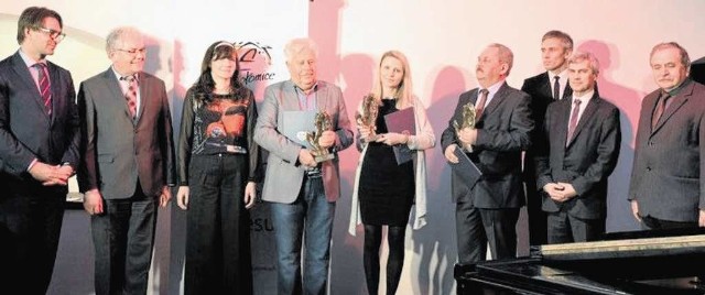 Przedstawiciele nagrodzonych firm z jurorami konkursu i władzami Niepołomic podczas gali w Zamku Królewskim