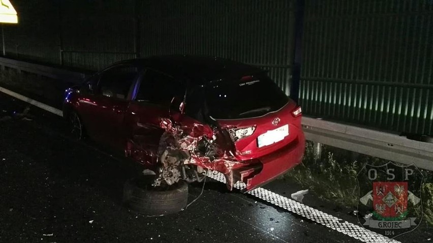 Nocny wypadek na autostradzie A4. Najbardziej poszkodowana osoba zabrana do szpitala helikopterem LPR