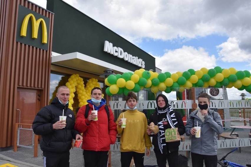 Przed restauracją spotkaliśmy grupę chłopaków, którzy na...