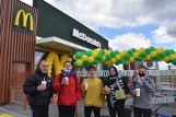 Otwarcie McDonald's w Śremie. Kolejka ustawiła się od godz. 3.00 w nocy. Dziesiątki samochodów na otwarciu śremskiej restauracji