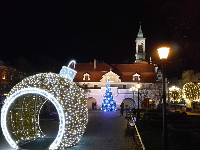 Świąteczną iluminację rynku w Kluczborku włączono podczas Święta Światła.