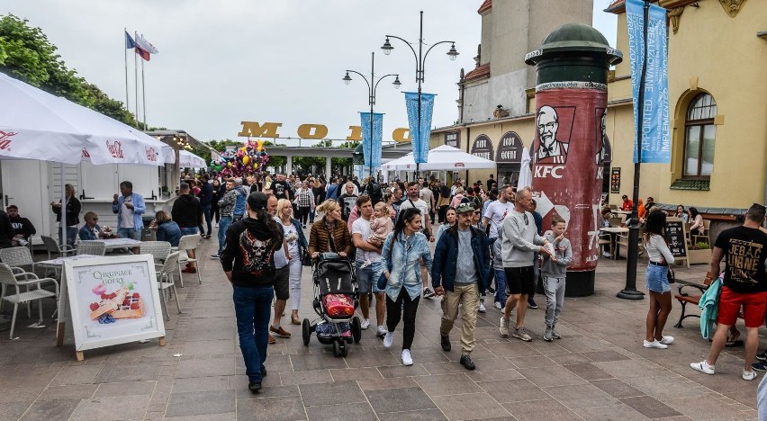 Sopot: Tłumy na Monciaku. Turyści i mieszkańcy korzystają z długiego weekendu. Zobacz zdjęcia