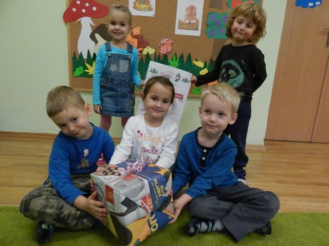 Alex, Ania i Filip (od dołu z lewej) oraz Ala i Franek z grupy Słoneczka z przedszkola Bajka w Opolu zapraszają opolan do udziału w charytatywnej akcji.