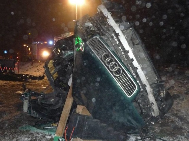 Zmiażdżone audi w rowie. Wyprawa młodych ludzi po alkohol zakończyła się tragicznie.