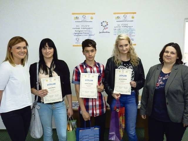 Laureaci konkursu o unijnych inwestycjach odebrali nagrody i pamiątkowe dyplomy 