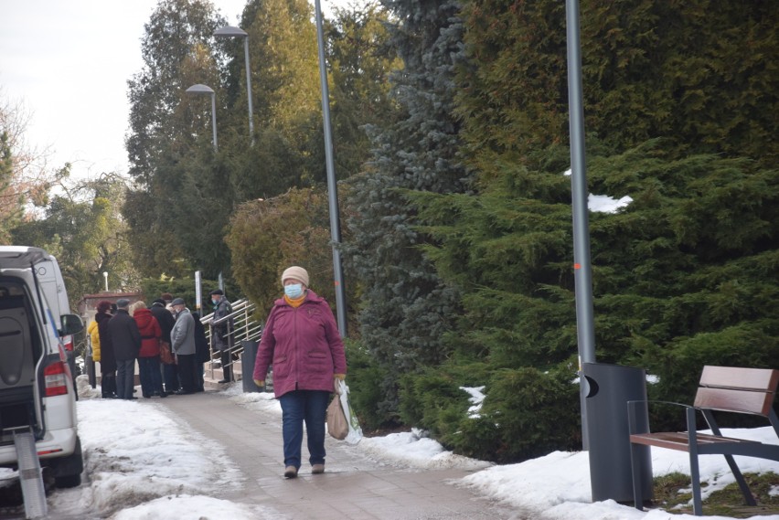 Kolejka przed szpitalem wojewódzkim w Tychach