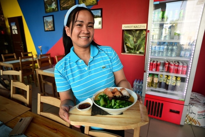 Filipińczycy w Warszawie jedzą u Mary Ann. „Kocham Polskę” mówi właścicielka restauracji Mary’s Piony
