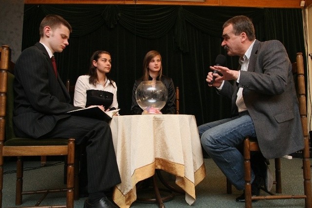 Prezydent Wojciech Lubawski podczas spotkania z młodzieżą.