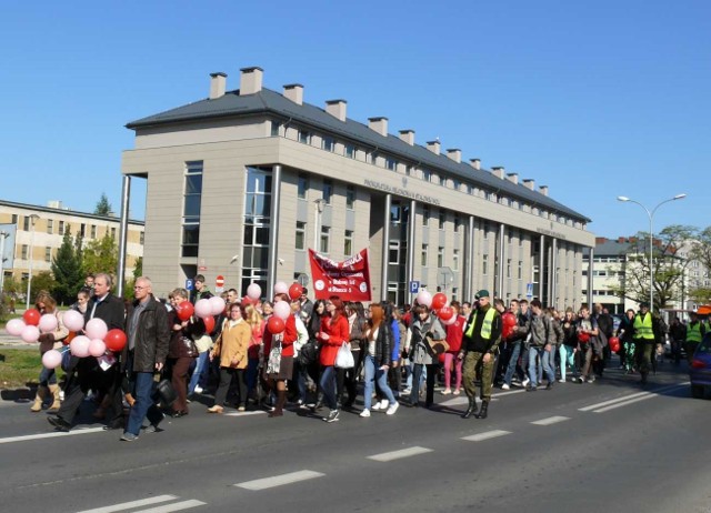 Przejście marszu przez centrum miasta.