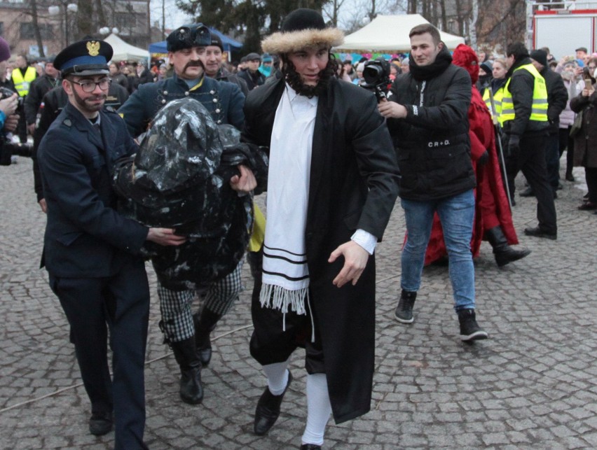 Gmina Jedlińsk. Ścięcie Śmierci 2018. Jedlińskie Kusaki - zwyczaj, który przetrwał kilkaset lat. Korowód przebierańców przeszedł ulicami 