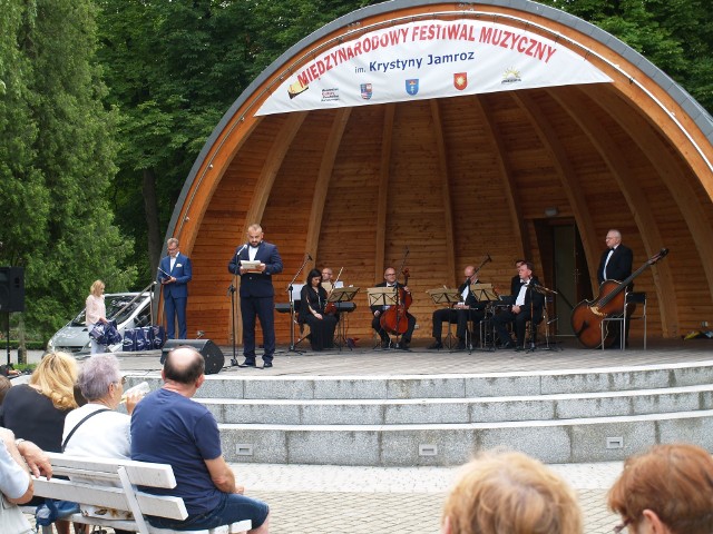 Marcin Nurek – dyrektor Sanatorium Marconi  gratuluje  członkom Salonowej Orkiestry Zdrojowej pięknego jubileuszu.