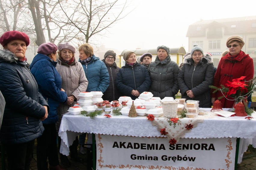 Świątecznie i pysznie na Rynku w Grębowie. Mieszkańcy gminy kolędowali na kiermaszu bożonarodzeniowym [ZDJĘCIA]