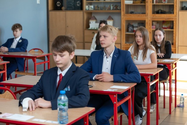 Egzamin ósmoklasisty 2024 z języka polskiego za uczniami. Od godziny 13 na kolejnych slajdach prezentować będziemy sugerowane odpowiedzi.