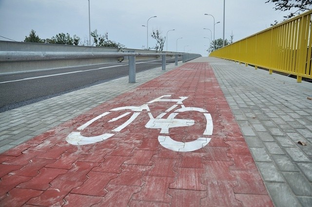 Modernizacja drogi wojewódzkiej numer 871 w Tarnobrzegu to nie tylko wiadukt, ale i nowe chodniki, nawierzchnie dwóch głównych miejskich ulic oraz ścieżki rowerowe.