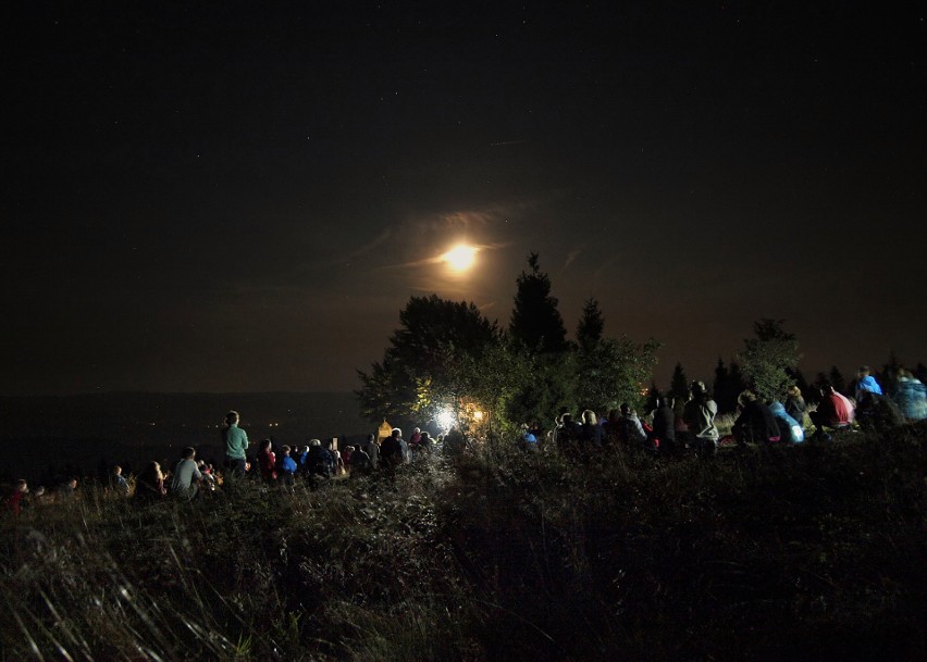 Odkryj Beskid Wyspowy. W sobotni wieczór wspięli się na Ćwilin, a w niedzielny poranek pokonali Łopusze Wschodnie