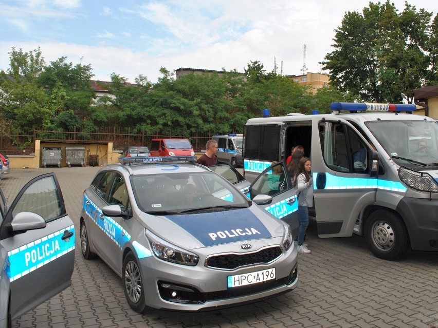 Jak wygląda cela? Jak się pobiera odciski palców?  O tym dowiedzieli się obozowicze od radziejowskich policjantów