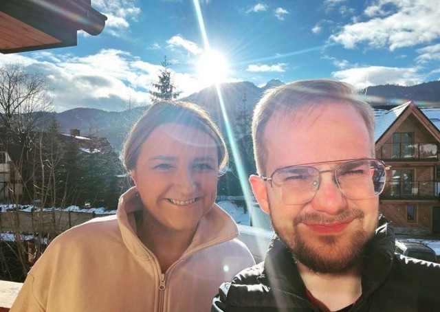 Młoda para - Olga Semeniuk i Piotr Patkowski - w górach w podróży poślubnej.