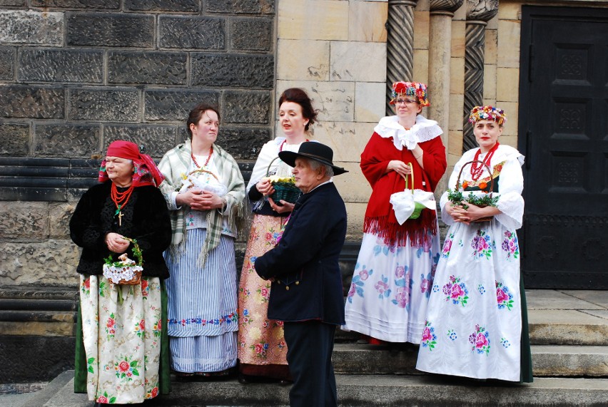 W Bytomiu-Rozbarku święcili pokarmy wielkanocne w strojach...