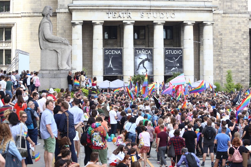 Protest w obronie LGBT pod Pałacem Kultury w Warszawie