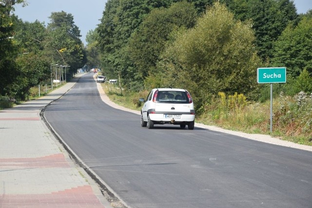 Droga Sucha - Kamień jest już niemal gotowa. Kierowcy jeżdżą po nowym asfalcie, zostały ostatnie prace między innymi przy utwardzaniu poboczy.