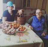 Znany model Michał Baryza zajada pączki u swojej babci w Konecku 