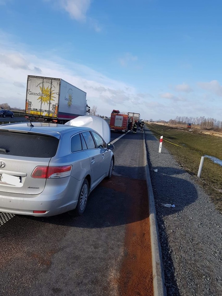 Cedry Małe: Wypadek drogowy na drodze krajowej S7. Zderzyły się dwa pojazdy [ZDJĘCIA]