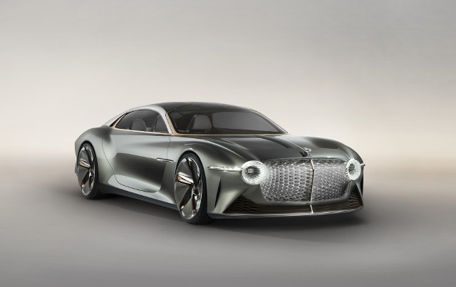 Bentley EXP 100 GTPojazd ma 5,8 m długości i aż 2,4 m szerokości - pomimo słusznych rozmiarów, całość waży 1,9 tony. Pomieści cztery osoby, oferowana jest też konfiguracja dwuosobowa i trzyosobowa, a drzwi unoszą się do góry. Wzrok przyciąga m.in. potężny grill.Fot. Bentley