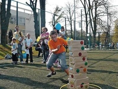 Uczestnicy pikniku integracyjnego rywalizowali m.in. w budowaniu wieży z pudełek Fot. Jolanta Białek